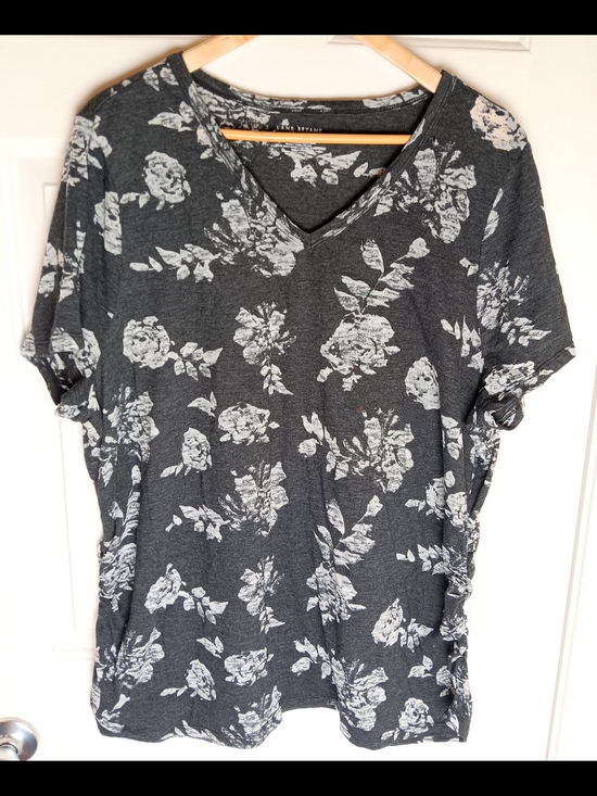 Lane Bryant Tops - Lane Bryant Size 22/24 Short Sleeve V-Neck Ruched Sides Gray White Floral